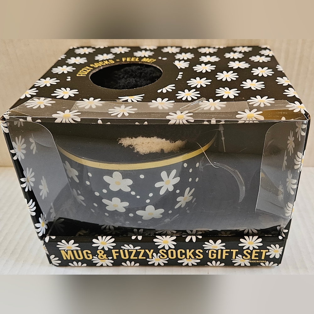 MUG & FUZZY SOCKS GIFT SET
